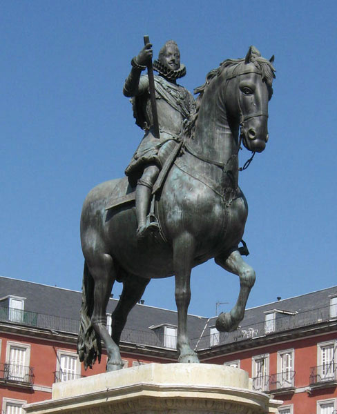 В центре Пласа Майор находится памятник королю Филиппу III, первому испанскому королю династии Габсбургов