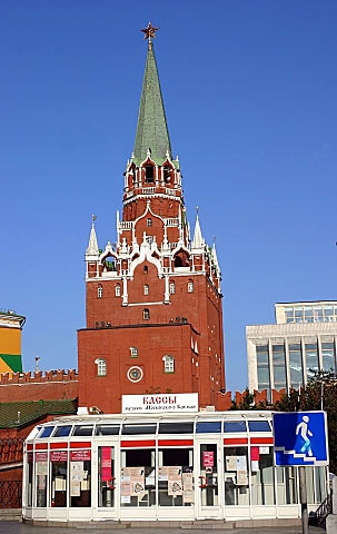 Кассы музея Московского Кремля расположены в Среднем саду