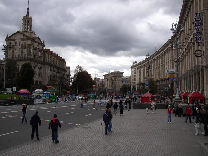 Креща́тик  — главная улица Киева