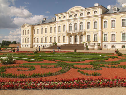 Рундальский дворец (Rundāles pils) - барочный дворцовый комплекс в Латвии