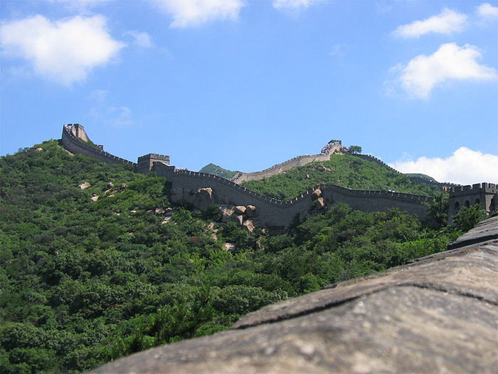 В 1984 году по инициативе Дэн Сяопина стартовала программа по реставрации Великой Китайской стены, финансируемая из средств китайских и зарубежных компаний, а также частных лиц