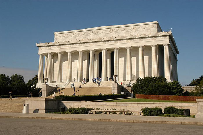 Мемориал Линкольна расположен на Эспланаде в центре Вашингтона