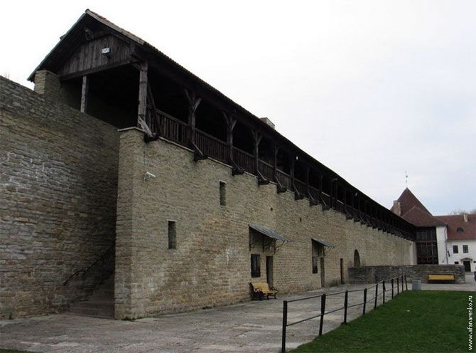 Одно из самых интересных средневековых строений в Эстонии находится на её восточной границе - это Нарвский замок, который возвышается на берегу реки Наровы