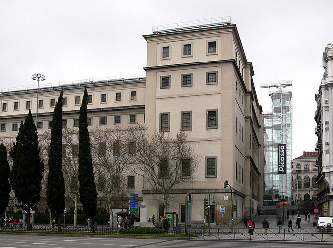 Художественный треугольник Аллеи Искусства замыкает национальный музей «Центр искусств имени королевы Софии», который мадридцы называют «Рейна» («Королева»)