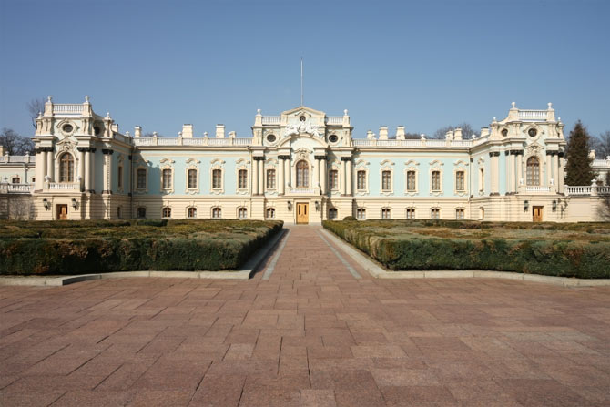 Сейчас историческое здание Мариинского дворца представляет Украину как государственная резиденция (Президентский дворец)