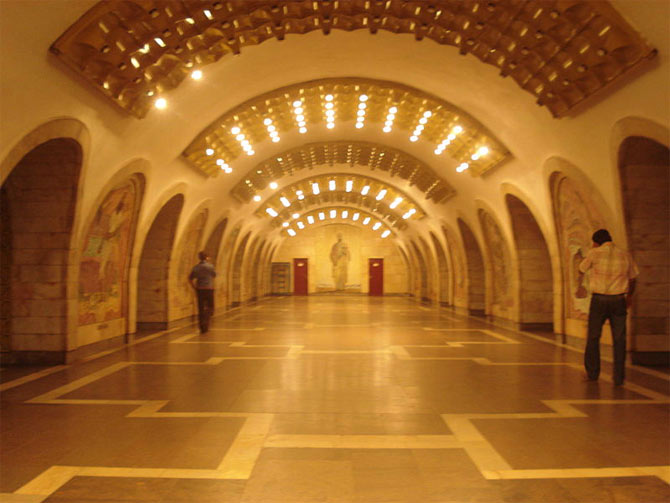 Еще в 1932 году в первоначальных вариантах генерального плана Баку было намечено строительство метрополитена