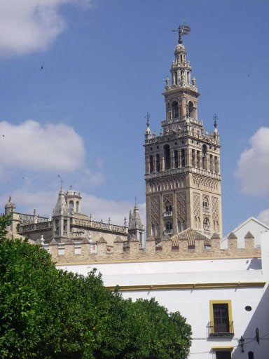 Хиральда, арабская башня, которая вместе с Золотой башней является своеобразной визитной карточкой Севильи