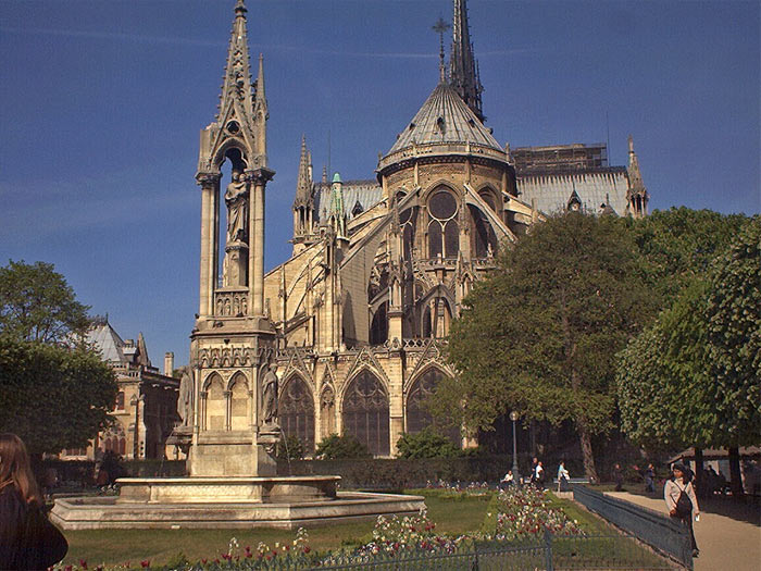 Среди готических храмов Франции собор Парижской Богоматери выделяется строгим величием своего облика