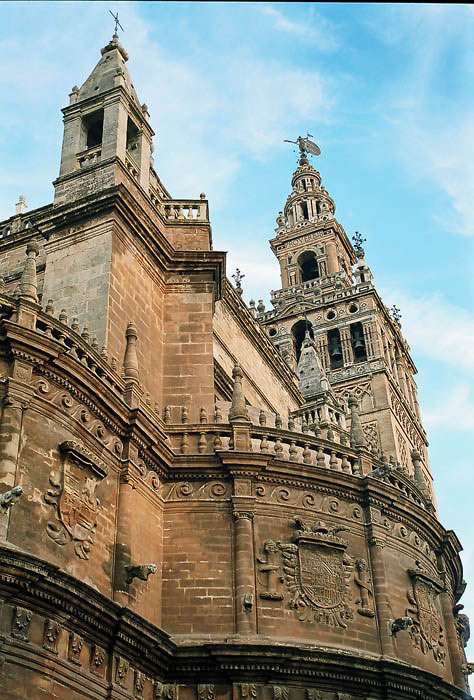Многие испанские художники и скульпторы, создавая севильские сцены , помещали Хиральду на фоне своих произведений, считая ее самым характерным памятником, символизирующим город