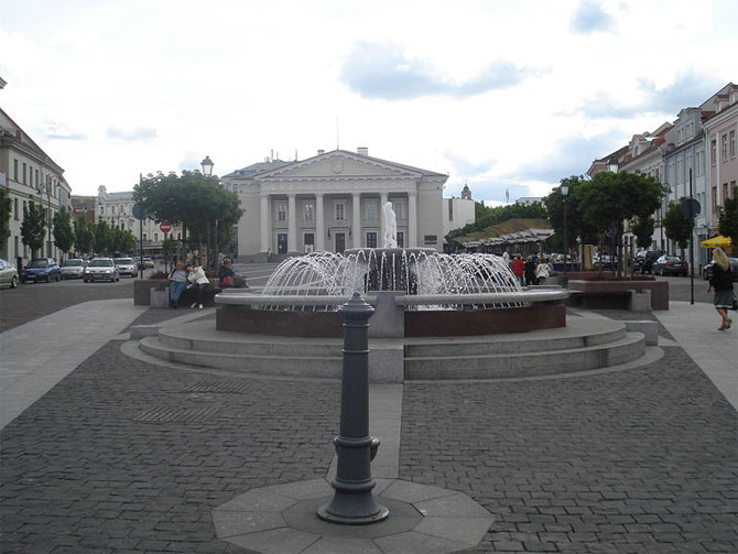 Акцентом новой Ратушной площади стал фонтан в форме восьмигранника