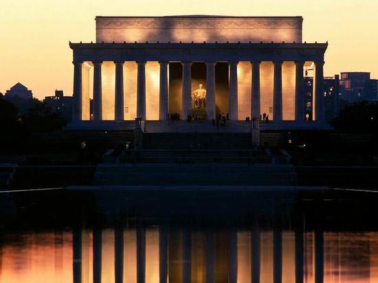Ночью мемориал освещается прожекторами, и каждый год 12 февраля, в день рождения Линкольна, здесь возлагают венок
