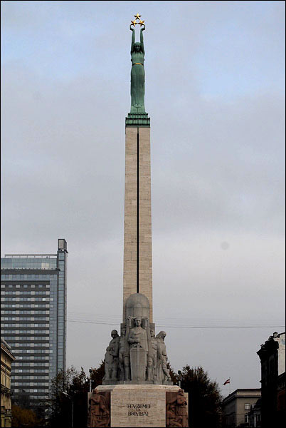 Памятник Свободы стал главным местом митингов и пикетов