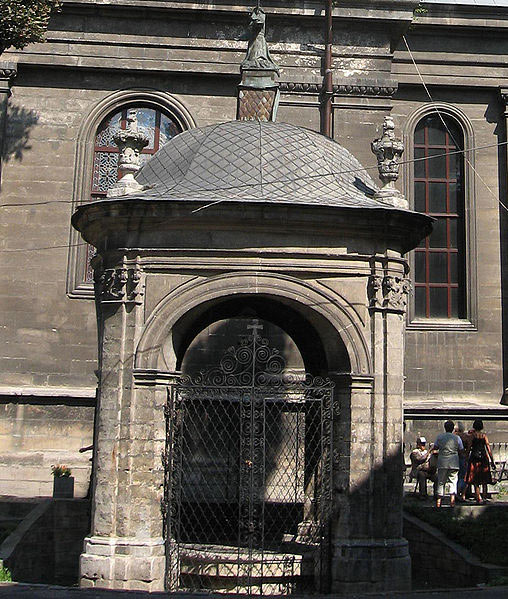 Бернардинский костёл и монастырь возведен из тесаного камня в виде трехнефной базилики с вытянутым хором с граненой апсидой