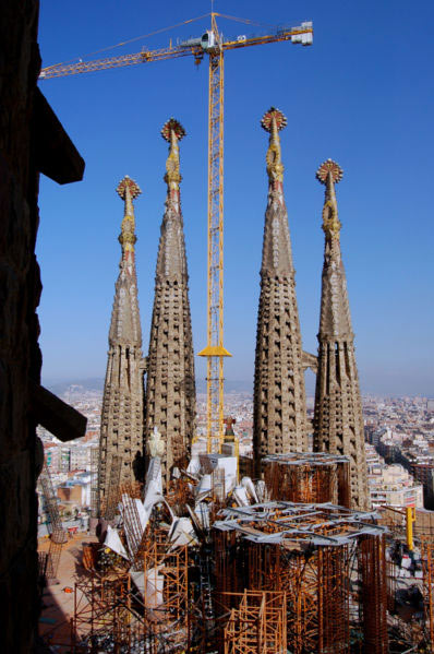 В первую очередь среди памятников Гауди выделяется собор Святого Семейства (La Sagrada Familia) в Барселоне, расположенный недалеко от центра города
