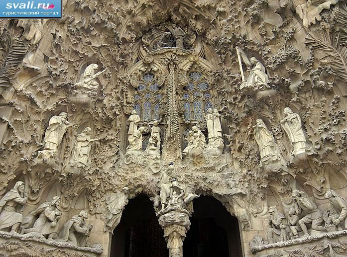 Искупительный Собор Святого Семейства, Саграда Фамилия  расположен к северу от Старого Города Барселоны (Каталония, Испания) в районе Eixample