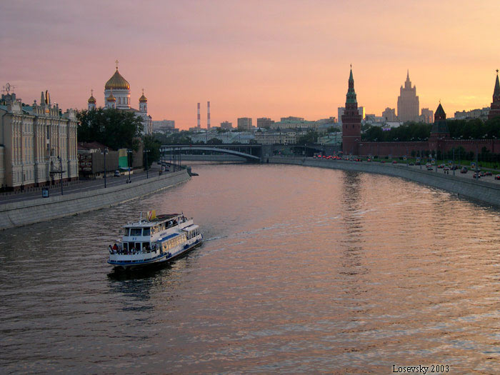 Москва-река, левый приток Оки, ее длина достигает 473 километров, площадь бассейна - 17,6 тысячи кв