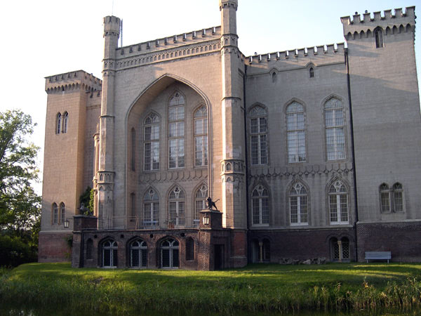 Замок Курник окружен ухоженным парком