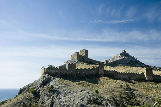 Генуэзская крепость – без преувеличения памятник уникальный: другие сооружения генуэзцев – вне Генуи – по значению своему и сохранности не выдерживают с нею конкуренции
