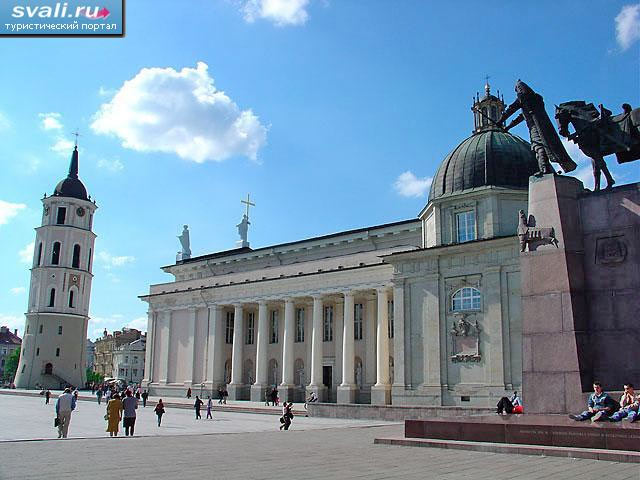Кафедральная площадь - одно из мест Вильнюса, о котором существуют самые древние упоминания, в старинных хрониках и легендах называемое долиной Швянтарагё