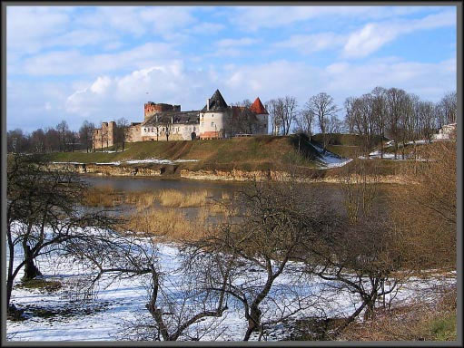 Первоначально крепостные ворота Юаусского замка были защищены сухим рвом и подъемным мостом над ним