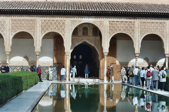 Строительство Альгамбры началось в 1238 году, но большинство сооружений, дошедших до нас, было возведено при султане с очень простым именем Абу аль-Хаджадж Юсеф бен Абу аль-Валид Исмаил бен Фарх