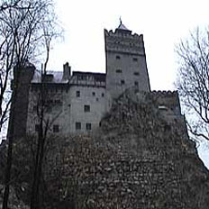Средневековый замок знаменитого вампира стоит на самом краю пропасти
