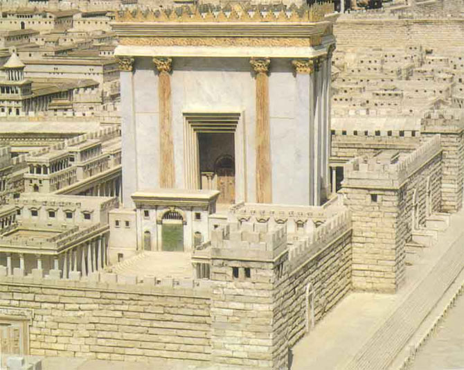 Дворов, окружающих здание храма, было три: ближайший к храму двор священников, окруженный оградой, настолько низкой, чтобы через нее народ мог видеть священнодействие