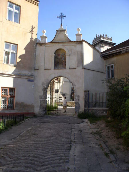 Вход в Костёл бенедиктинок был сделан не в главном фасаде, а сбоку – он проходил через помещение монастыря