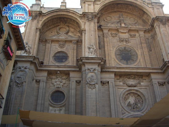 Собор Гранады находится в самом центре города, на улице Гран Виа (Gran Via)