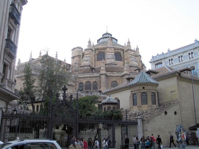 В собор Гранады можно войти с улицы Гран Виа де Колон, ведущей также к Королевской Часовне