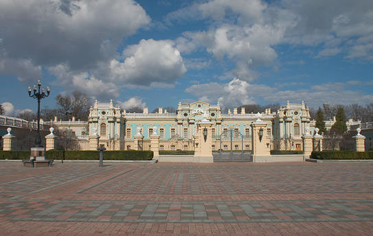 Мариинский дворец  — живописный дворец в Киеве на высоком правом берегу Днепра