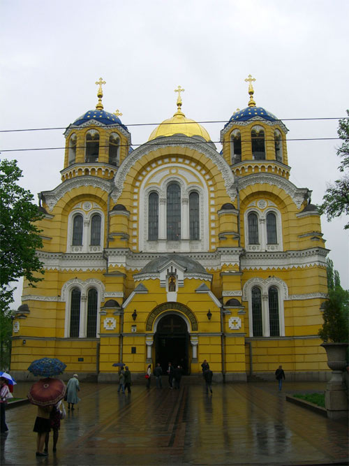 Строительство каменного здания Владимирской церкви сопровождалось перепланировкой всего близлежащего пространства, именно тогда появилась Владимирская площадь