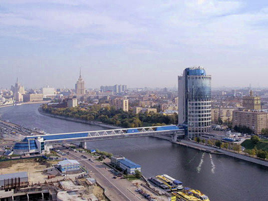 Пойма реки Москвы тянется сплошной полосой, однако понятие естественной поймы в черте города утратило свой первоначальный смысл