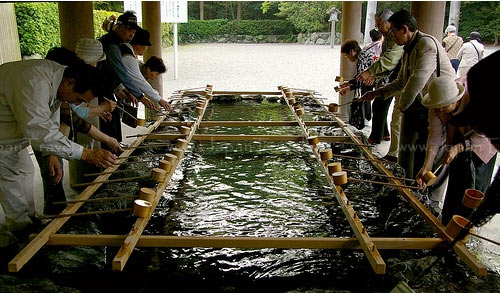 Найку занимает большую территорию на берегу реки Исудзугава и её притока, река используется для ритуального очищения священнослужителей