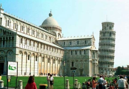ПИЗАНСКАЯ БАШНЯ (Падающая башня в Пизе) – колокольня (кампанила) собора в городе Пиза (Италия), расположенная на Соборной площади, которую часто называют «Площадь чудес»