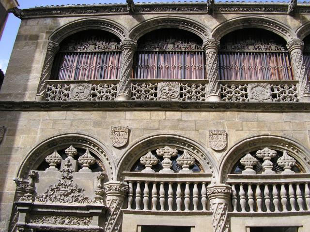 На протяжении XVI века Королевская капелла расцвела благодаря императору Карлу V, по приказу которого не только был украшен фасад и внутреннее убранство часовни, но и расширен штат ее священнослужителей
