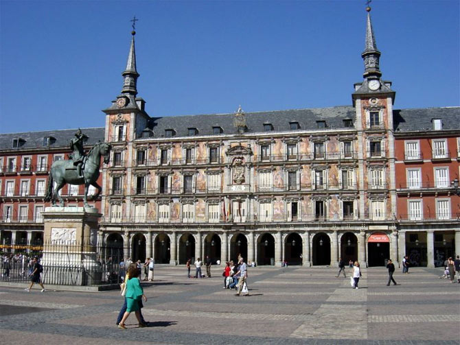 Мадридская площадь Пласа Майор расположена в самом центре города, в той его части, которую принято называть австрийским Мадридом, очень близко от площадей Пуэрта дель Соль и Пласа де Ла Вилья