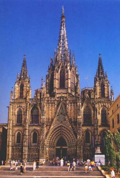 Справа от Главного алтаря расположены два надгробных памятника основателям собора: графу Рамону Беренгеру I и его супруге Альмодис