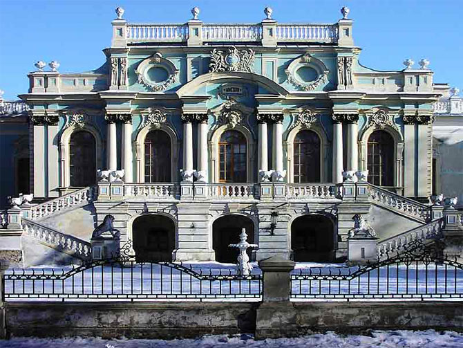 С противоположной стороны дворца - Городской (Царский) Сад, заложенный 1743 г