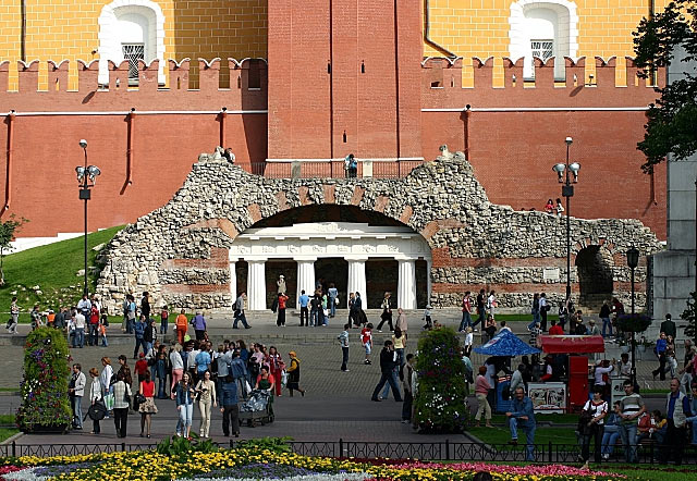 Грот в стене Кремля