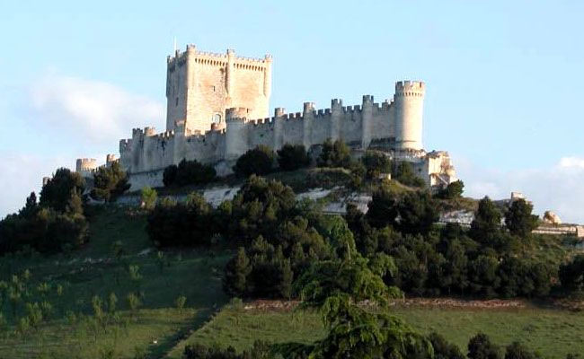 Замок Пеньяфиель (исп Peñafiel, в переводе «Верная скала») находится в испанской провинции Вальядолид, которая входит в автономную область Кастилия-Леон